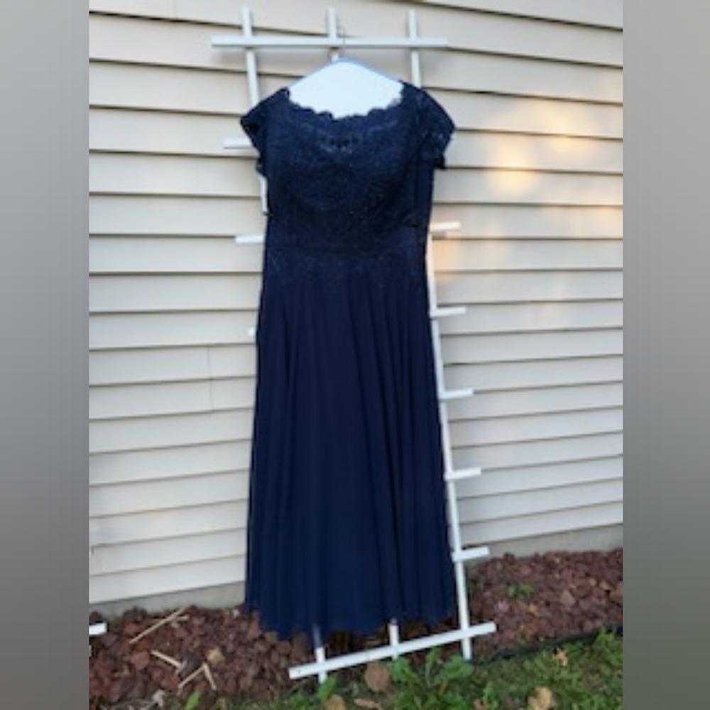 MGNY By Mori Lee 72823 - Embroidered Bodice Evening Gown in Navy, Size 18 - Picture 3 of 6